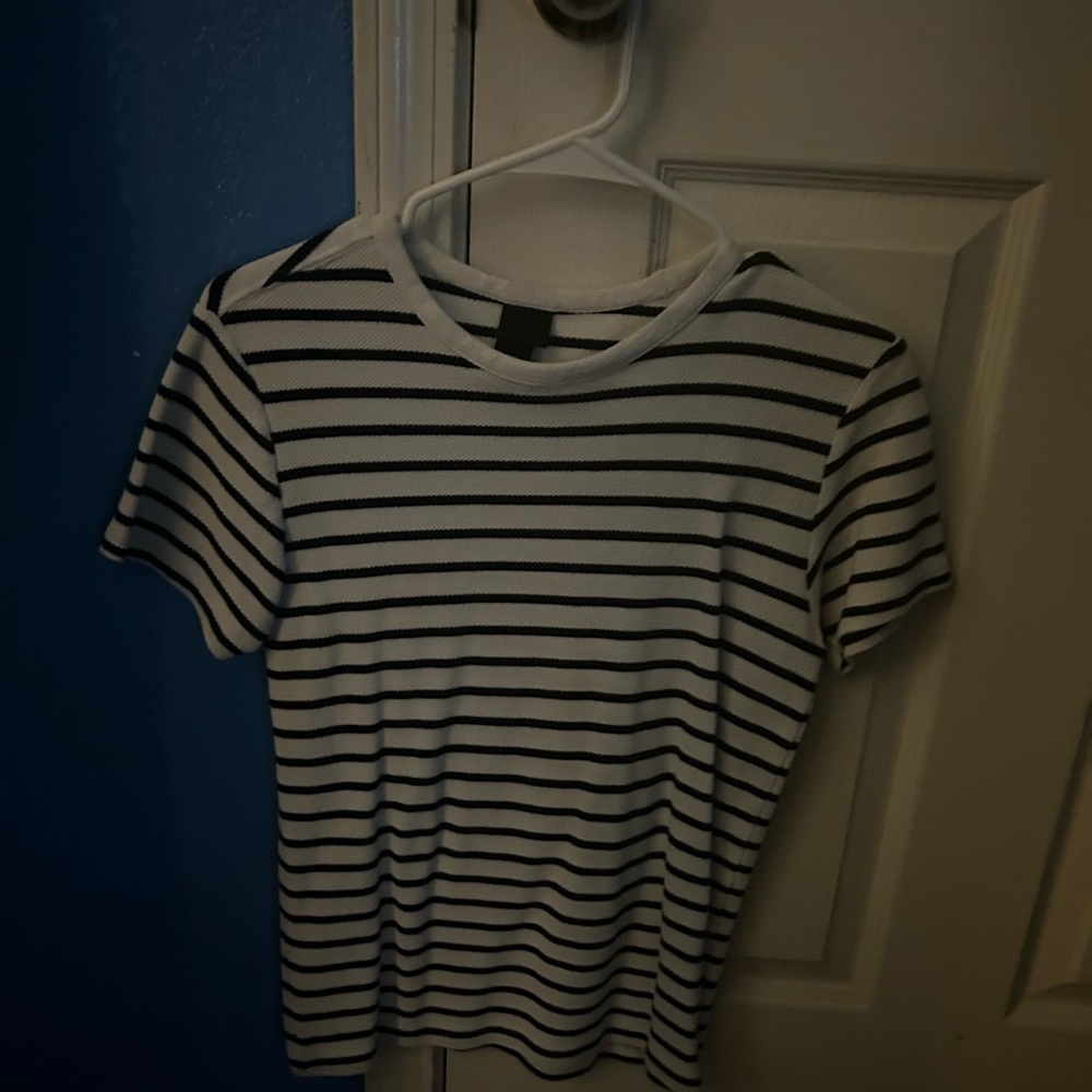 H&M BLACK AND WHITE STRIPES SHORT SLEEVE T SHIRT SIZE XS IN MEN